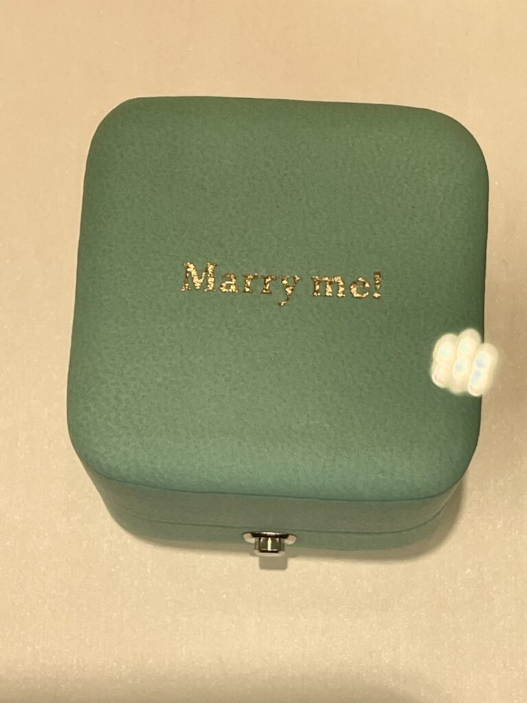 「Marry Me!」の文字が入った指輪ボックス